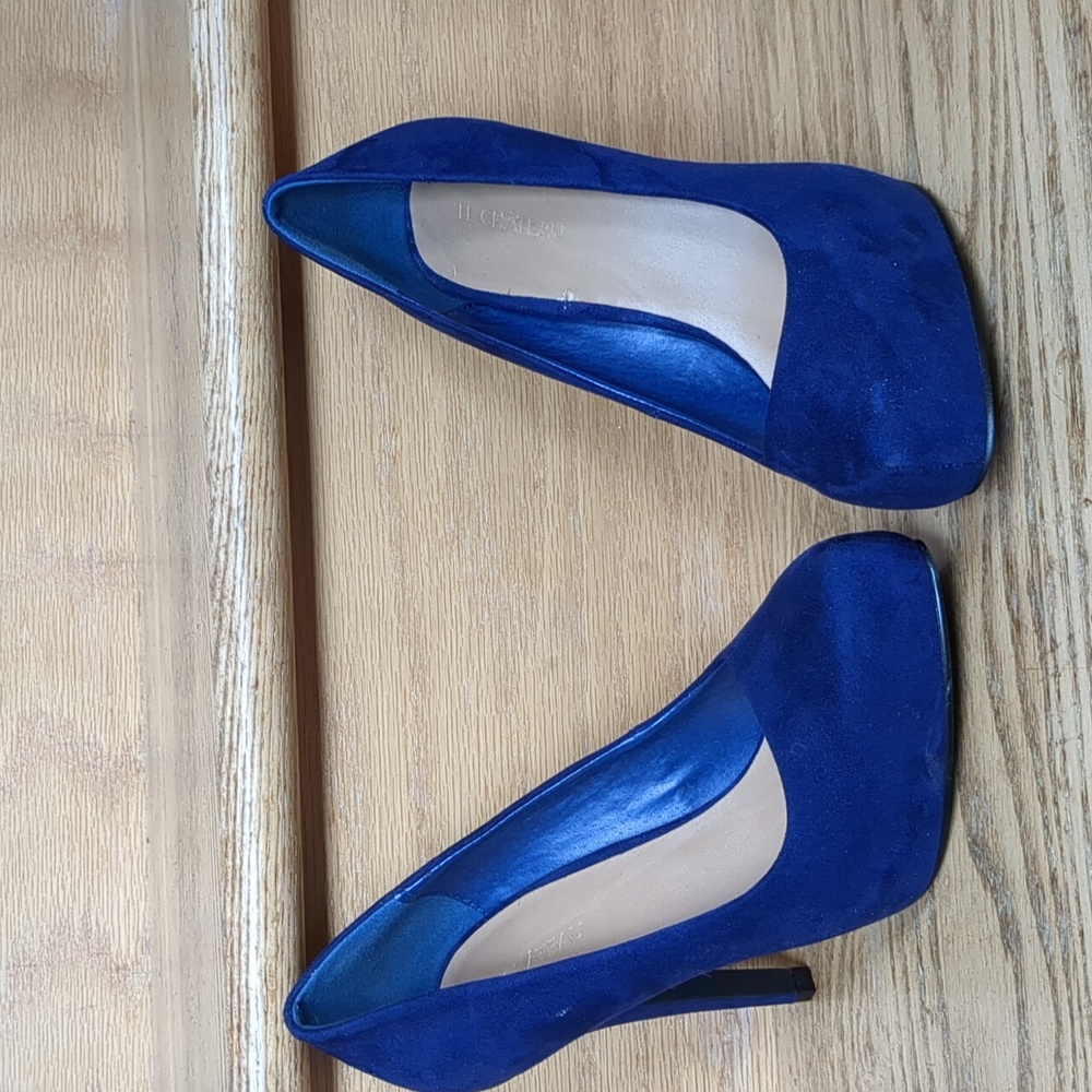 Blue pumps